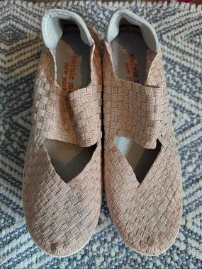 bernie mev. Women's Woven Slip-On Flats in Rose
